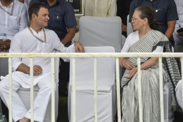 <p><br />Former Congress president Sonia Gandhi (R) and...- India TV Hindi