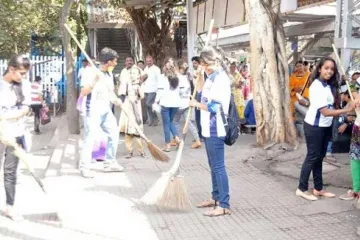 <p>Akola collector spots dirty walls pick up broom to clean...- India TV Hindi