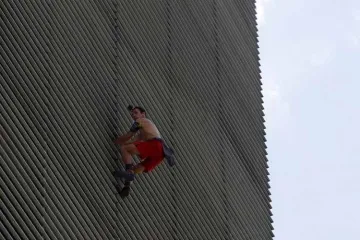 <p>Russian Spiderman arrested after scaling building in...- India TV Hindi