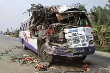 उत्तर प्रदेश के अलीगढ़ में बारातियों से भरी बस मिनी बस से टकराई, 11 की मौत- India TV Hindi