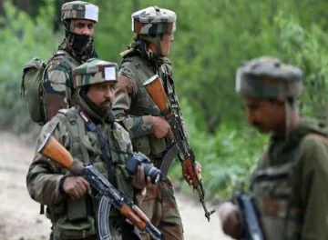 जम्मू-कश्मीर: सुंदरबनी सेक्टर में 3 जवान शहीद, सेना ने 2 पाक घुसपैठियों को भी मार गिराया- India TV Hindi