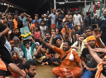 Sabarimala row: Protests over entry of women continue, tension prevails in Pamba, Nilakkal- India TV Hindi