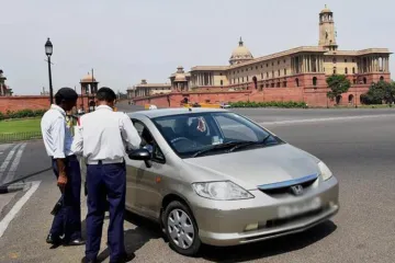 दिल्ली में वायु प्रदूषण फैलाने पर दस हजार से अधिक गाड़ियों पर कार्रवाई - India TV Hindi