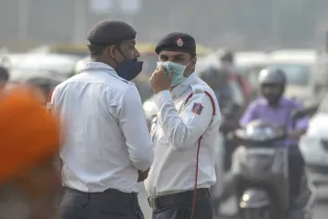 <p>Traffic policemen wear masks to protect themselves as...- India TV Hindi