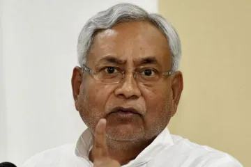 Slipper hurled at Bihar CM Nitish Kumar in JDU function- India TV Hindi