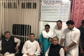 Rahul Gandhi Arrested druing Congress protest against removing CBI Director- India TV Hindi