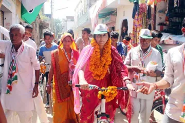 राजघराने की रानी उतरी साइकिल के साथ सड़कों पर- India TV Hindi