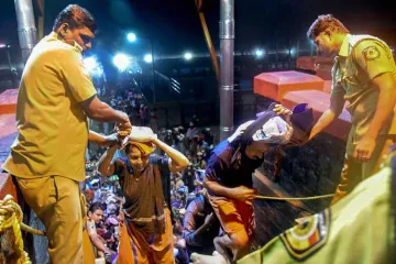 <p>Elderly devotees being assisted by the police to climb...- India TV Hindi