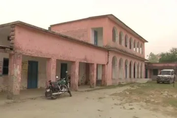 <p>30 minor girls oppose lewd graffiti in Bihar school,...- India TV Hindi