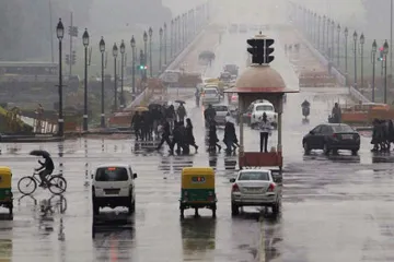 रुक-रुक कर बारिश से बदला दिल्‍ली का मौसम, प्रदूषण में मामूली सुधार- India TV Hindi