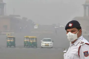 दिल्ली में हवा की गुणवत्ता गंभीर, पेट्रोल और डीजल गाड़ियां हो सकती हैं बैन- India TV Hindi