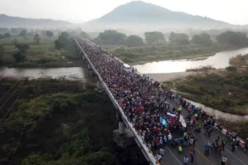 Migrant caravan from Central America trying to reach US border on foot | AP- India TV Hindi
