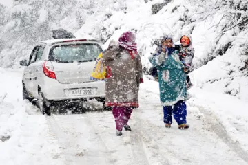 जम्मू एवं कश्मीर के ऊपरी इलाकों में बर्फबारी, पर्यटक बेहद खुश- India TV Hindi