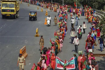 20,000 farmers march from Thane to Mumbai demanding drought compensation | PTI- India TV Hindi
