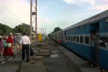 One year old girl escapes unhurt after a train runs over her at Mathura Railway station- India TV Hindi