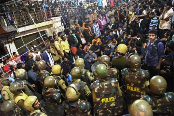 Protests at Sabarimala, dozens in custody during midnight, BJP observes protests, block vehicles- India TV Hindi