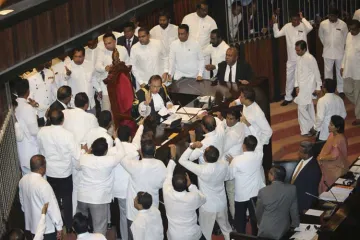 <p>Sri Lankan Lawmakers surround speaker Kaku Jayasuriya...- India TV Hindi