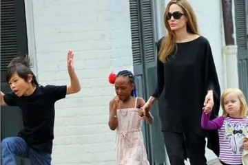  Angelina Jolie with her kids- India TV Hindi