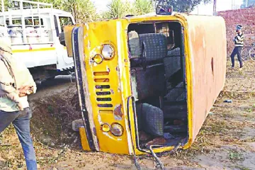 बिहार में स्कूली बस दुर्घटनाग्रस्त, 20 घायल; सभी बच्चे खतरे से बाहर- India TV Hindi