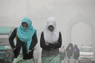 दिल्ली समेत पूरा उत्तर भारत शीतलहर की चपेट में, कश्मीर में भीषण ठंड का दौर जारी- India TV Hindi