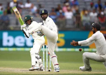 पर्थ टेस्ट, तीसरा दिन: ऑस्ट्रेलिया ने बनाई 175 रनों की बढ़त, मेजबान का पलड़ा भारी - India TV Hindi