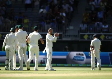पर्थ टेस्ट, चौथा दिन: ऑस्ट्रेलियाई गेंदबाजों ने बरपाया कहर, हार की ओर भारत- India TV Hindi