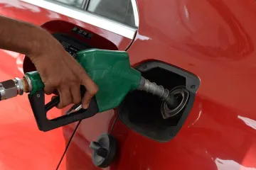 10 रुपये तक सस्ता हो जाएगा पेट्रोल, मोदी सरकार को बस इसका है इंतजार- India TV Hindi