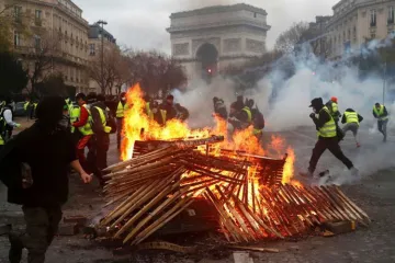 French President Emmanuel Macron to hold crisis meeting following Paris riots | AP- India TV Hindi