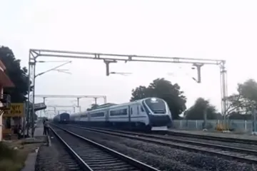 नई दिल्ली-वाराणसी के बीच 25 दिसंबर को लॉन्च हो सकती है ट्रेन-18- India TV Hindi