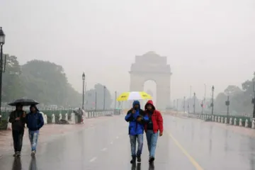 दिल्ली से कश्मीर तक मौसम का यू टर्न; पहाड़ों पर बर्फबारी, मैदान में बारिश- India TV Hindi
