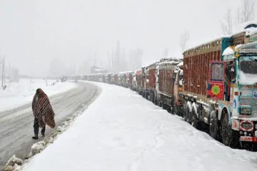 कश्मीर में ताजा बर्फबारी, जम्मू-श्रीनगर राजमार्ग लगातार पांचवें दिन भी बंद- India TV Hindi