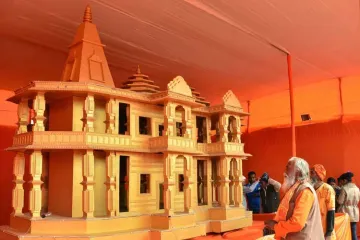<p>People look at a model of Ram Mandir, to be built in...- India TV Hindi
