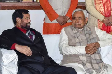 <p>Bihar Chief Minister Nitish Kumar with Union minister...- India TV Hindi