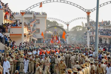 <p>Police personnel manage the crowd as the mortal remains...- India TV Hindi