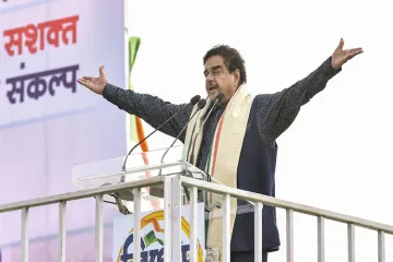 Shatrughan Sinha attends Mamata's big Kolkata rally, BJP hints at action against 'opportunist' leade- India TV Hindi