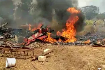 बेंगलुरू एयरशो रिहर्सल के दौरान बड़ा हादसा, दो सूर्य किरण विमान टकराए; एक पायलट की मौत- India TV Hindi