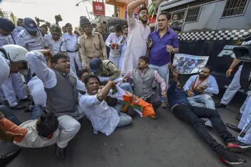 <p>Police detain Youth Congress activists during a protest...- India TV Hindi