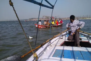 <p>Boat Collapse near sangam prayagraj </p>- India TV Hindi