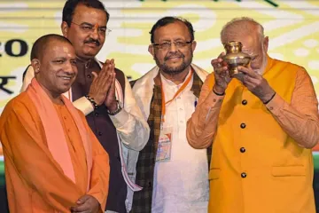<p>Prime Minister Narendra Modi being presented a 'Gangajal...- India TV Hindi