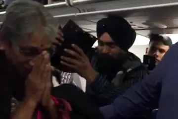 IAF पायलट अभिनंदन के माता-पिता का विमान में सवार यात्रियों ने तालियों से किया स्वागत- India TV Hindi