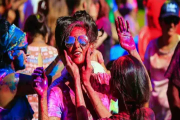आज होली है, पूरा देश रंगों के इस त्योहार में हुआ सराबोर- India TV Hindi