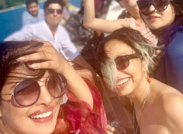  Priyanka Chopra and Farhan Akhtar share beach selfie with The Sky Is Pink team- India TV Hindi