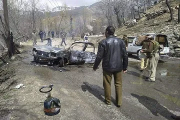 <p>Car exploded near CRPF convoy on the Jammu-Srinagar...- India TV Hindi