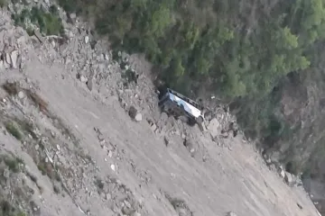 <p>bus falls into 200-ft gorge in Himachal Pradesh's...- India TV Hindi