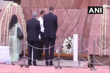 <p>British High Commissioner Dominic Asquith lays wreath at...- India TV Hindi