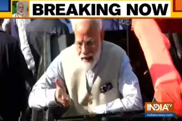 खुली जीप में वोट डालने पोलिंग बूथ पहुंचे PM मोदी, अमित शाह की पोती के साथ दिखाया विक्ट्री साइन- India TV Hindi