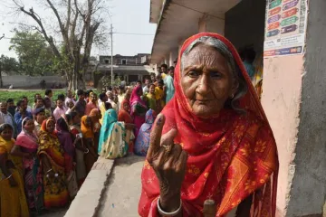 <p>An elderly woman shows her finger marked with indelible...- India TV Hindi