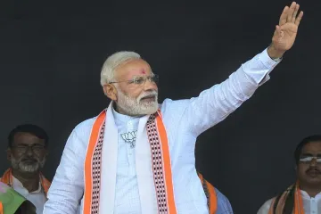 <p>Prime Minister Narendra Modi waves at the crowd during...- India TV Hindi
