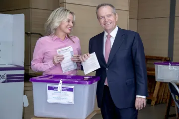 Australian opposition leader Bill Shorten with his wife Chloe- India TV Hindi