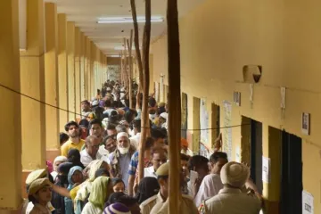 'परिवर्तन के लिए वोट' डालने दिल्ली में रुके रहे प्रवासी मजदूर- India TV Hindi